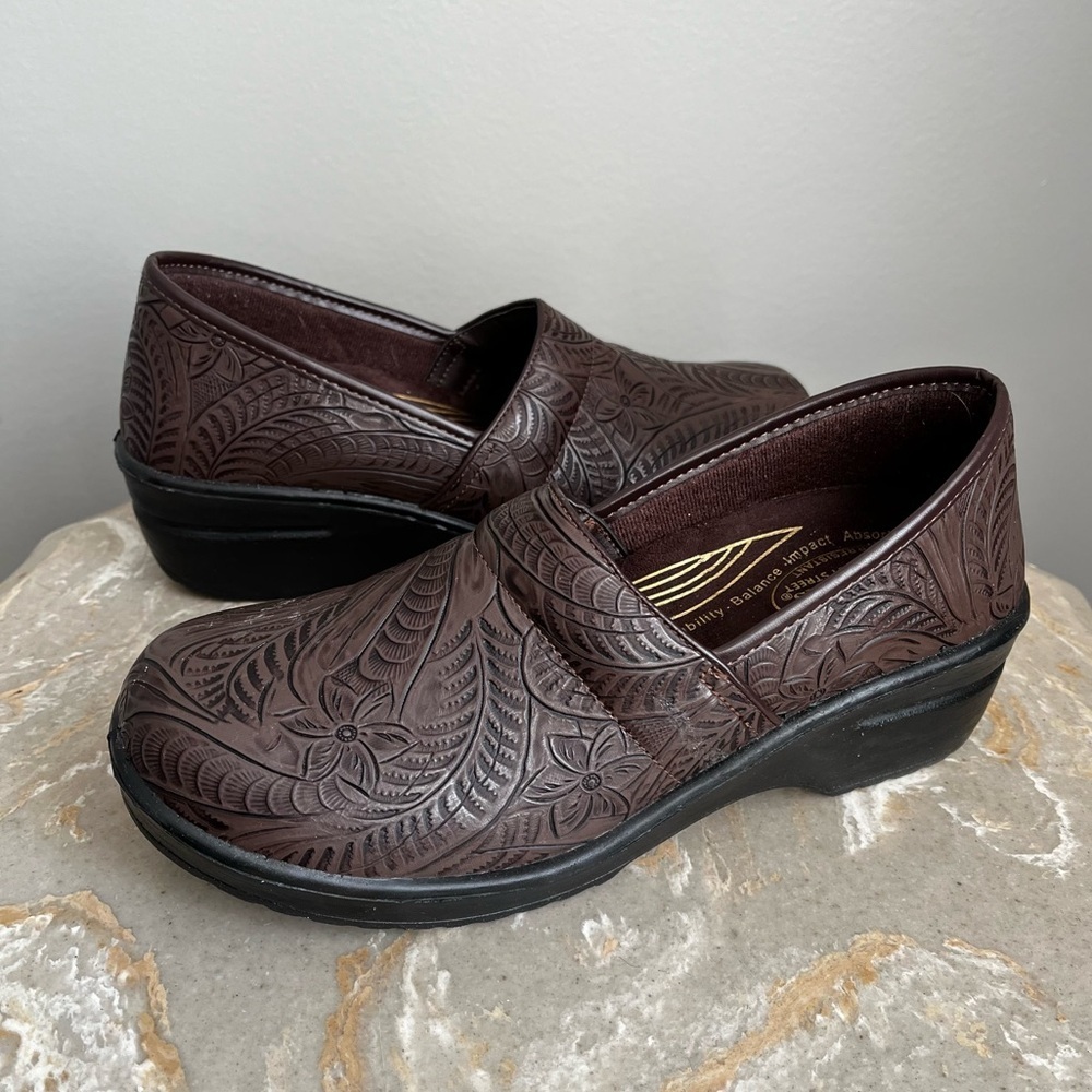 Easy Works Lyndee Women’s 9 Clog Brown Slip Resistant Work Shoe Floral Design